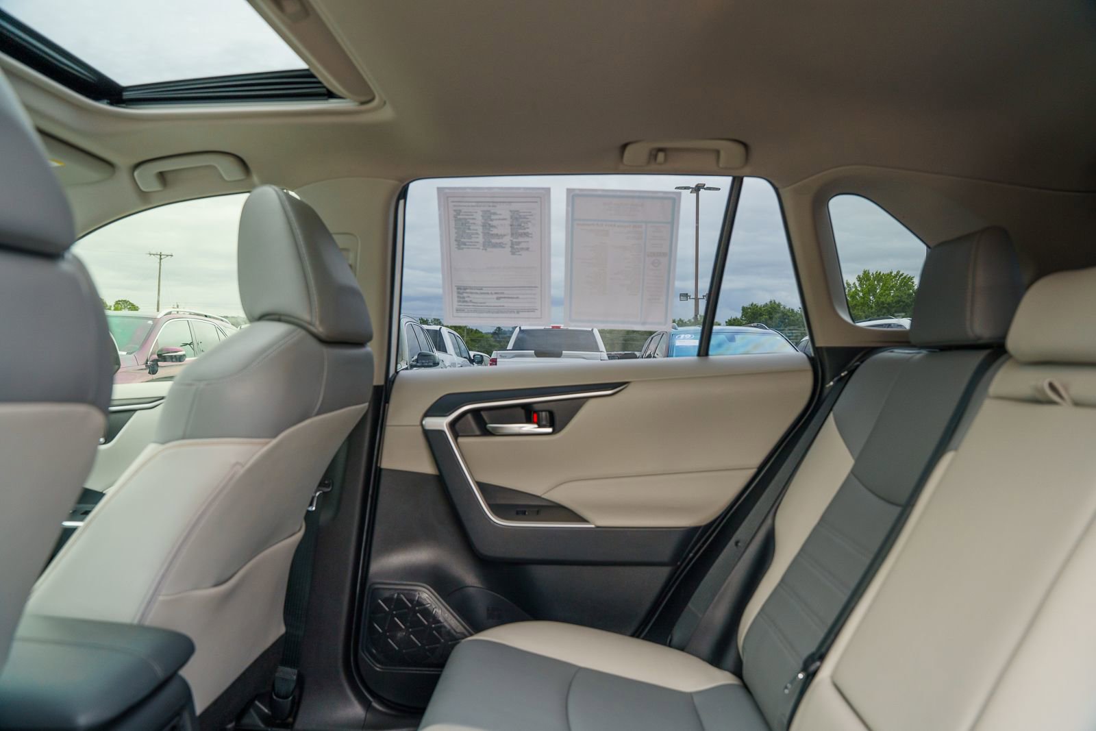 Used 2020 Toyota RAV4 XLE Premium AWD/4WD image 18