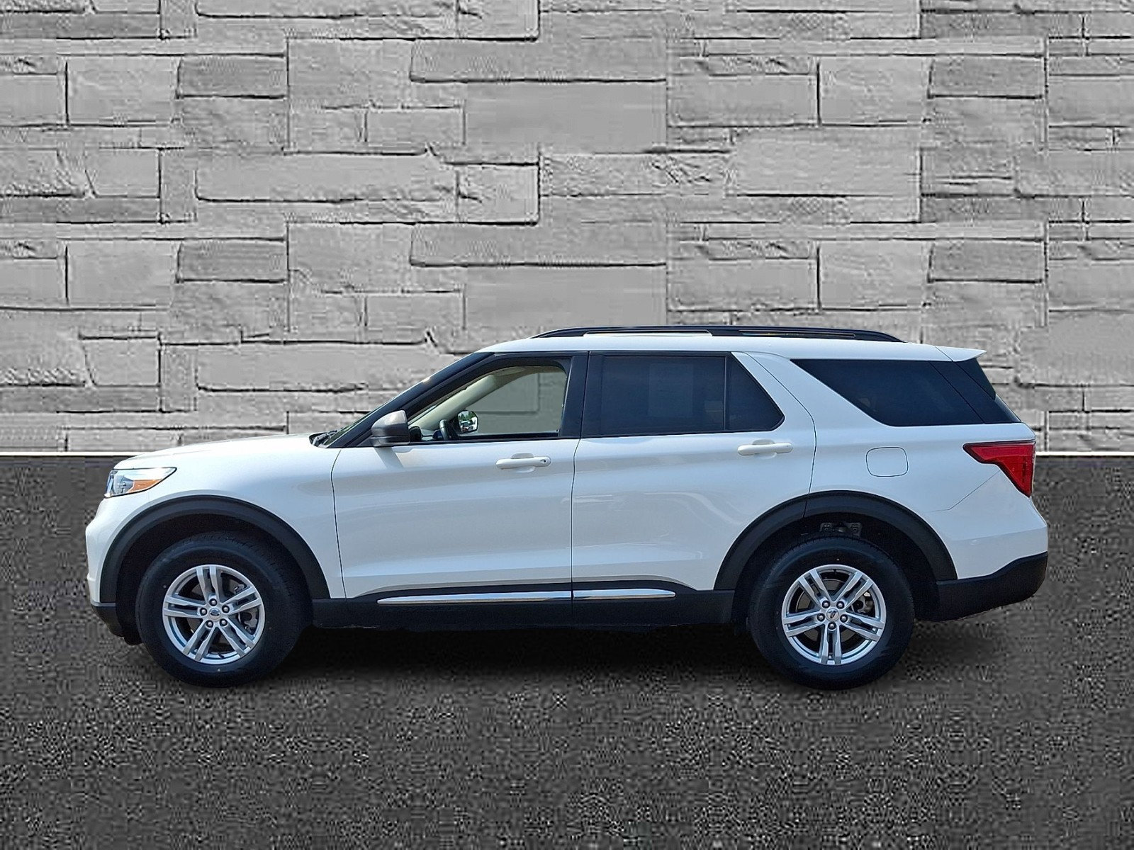 Certified 2023 Ford Explorer XLT w/ Class IV Trailer Tow Package AWD/4WD image 6