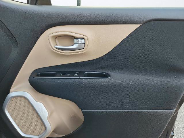 Used 2017 Jeep Renegade Latitude FWD image 28