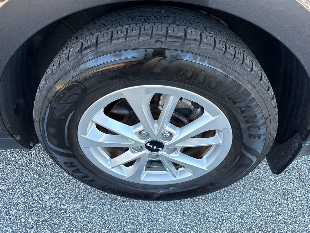 Used 2022 Kia Carnival LX image 13