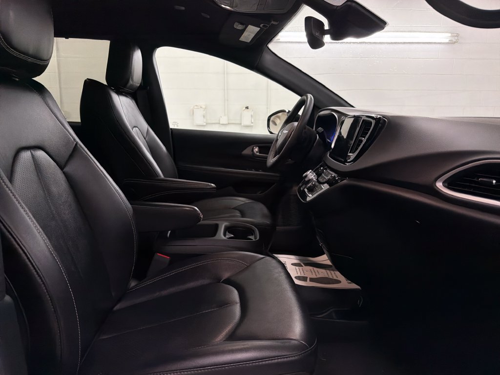 Used 2025 Chrysler Pacifica Select FWD image 29
