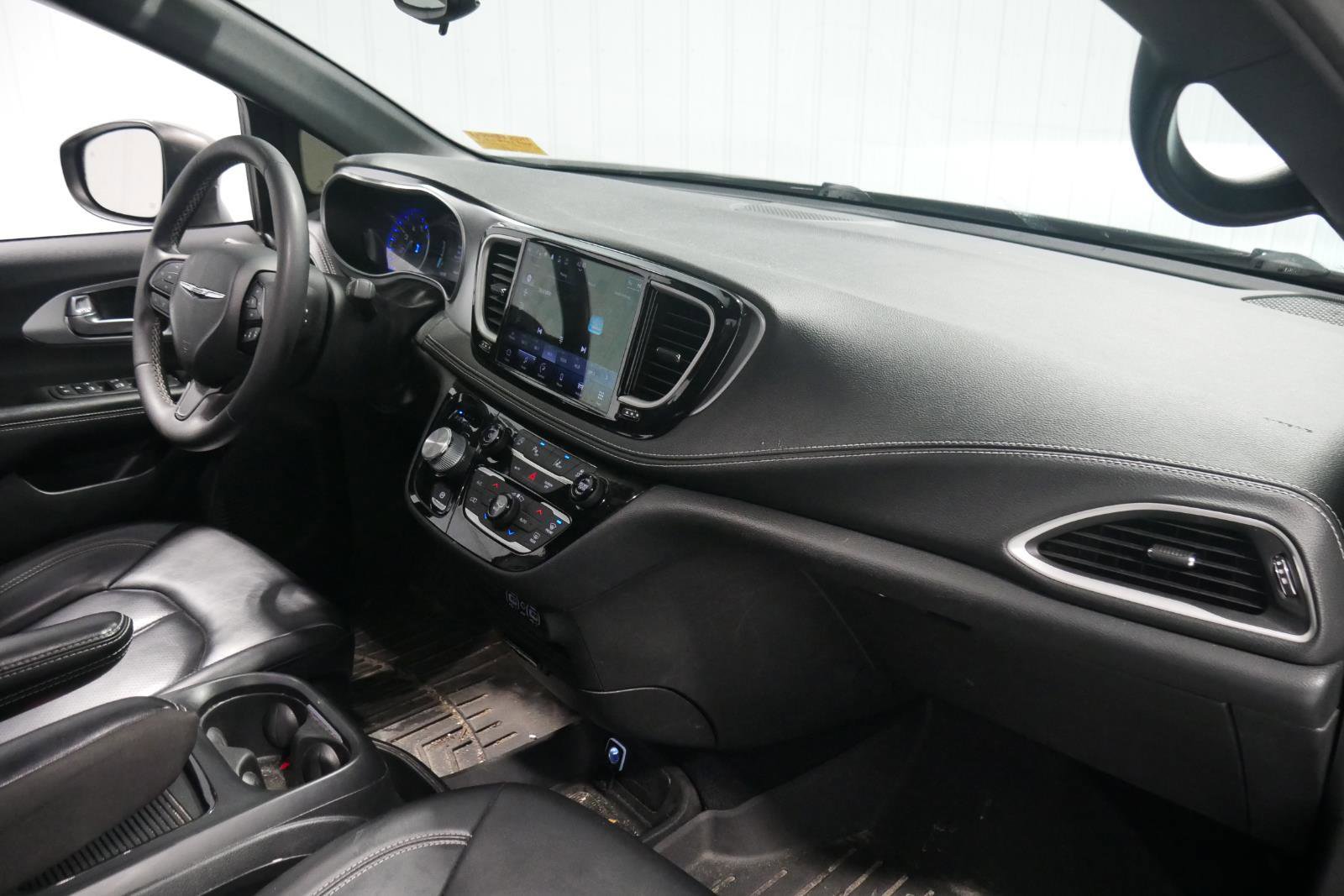 Used 2023 Chrysler Pacifica Touring-L w/ S Appearance Package image 15