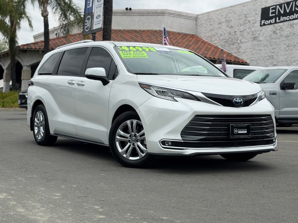 Used 2024 Toyota Sienna Limited FWD image 2
