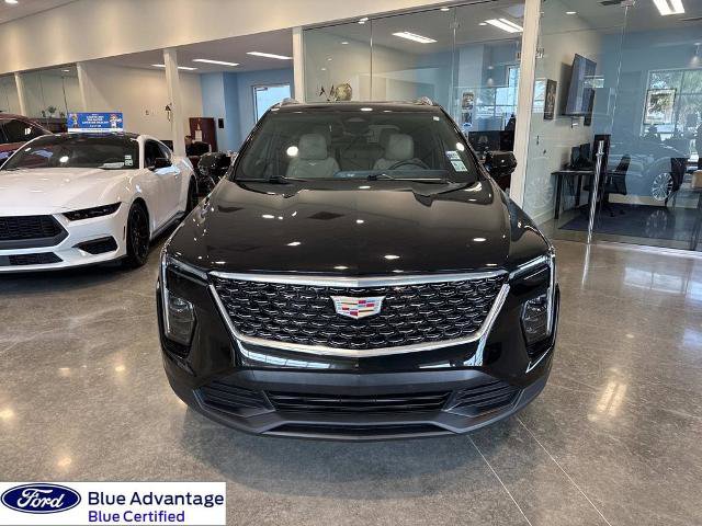Used 2024 Cadillac XT4 Luxury w/ Cold Weather Package FWD image 4