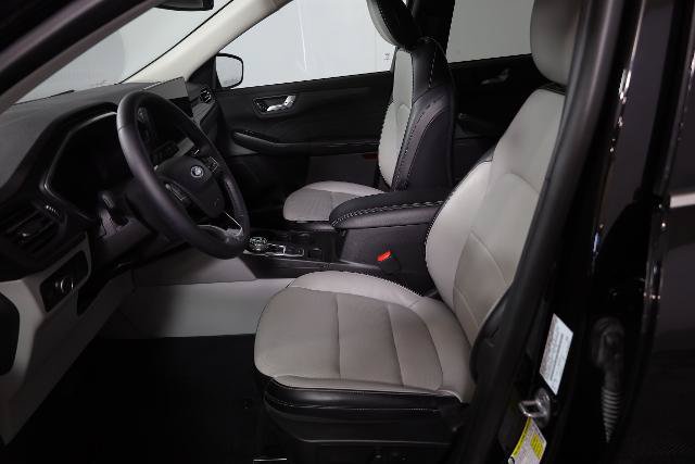 Certified 2023 Ford Escape Platinum w/ Class II Trailer Tow Package AWD/4WD image 9