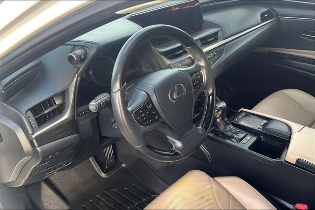 Used 2019 Lexus ES 300h w/ Accessory Package 2 image 14