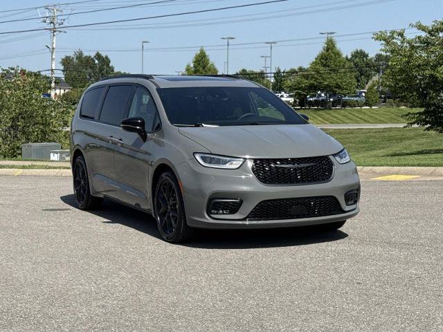 Used 2025 Chrysler Pacifica Limited FWD image 3