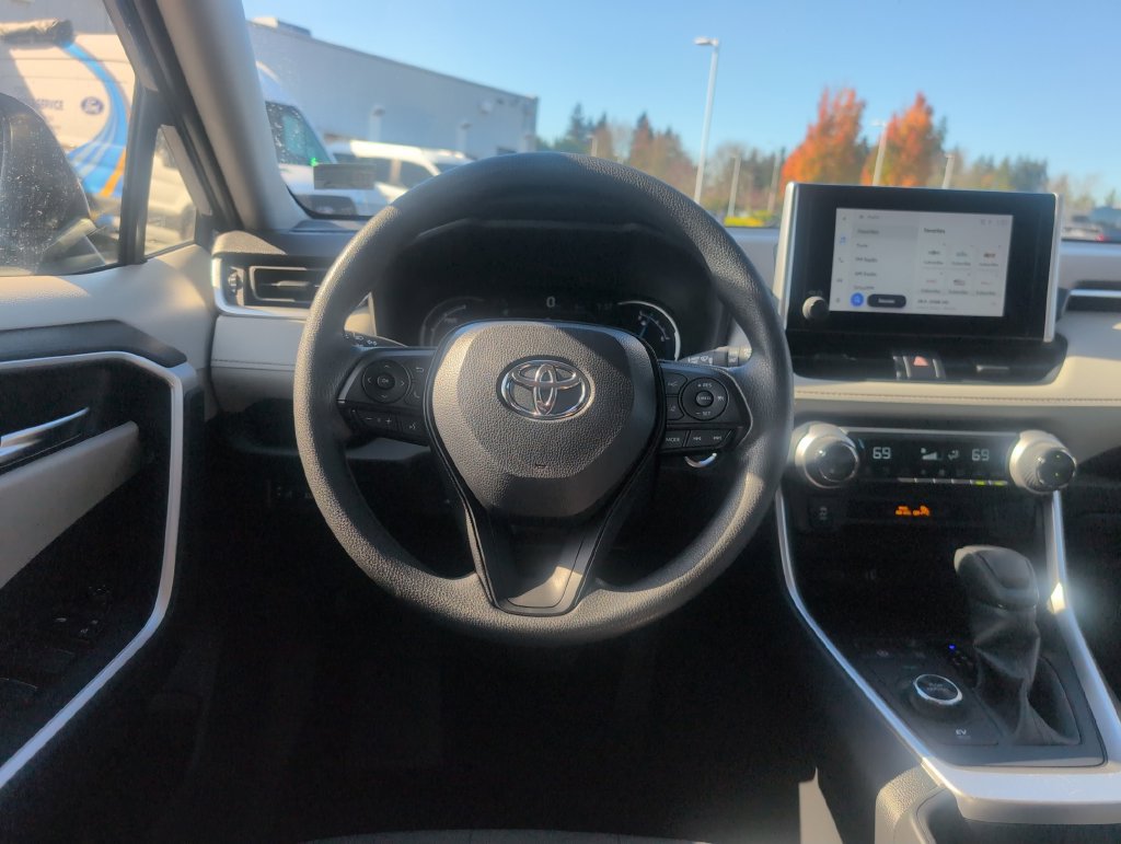 Used 2025 Toyota RAV4 XLE AWD/4WD image 8
