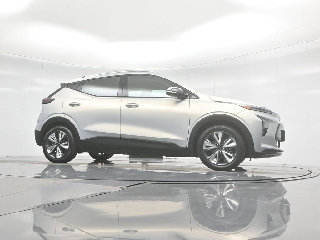 Used 2022 Chevrolet Bolt EUV LT w/ Convenience Package image 9