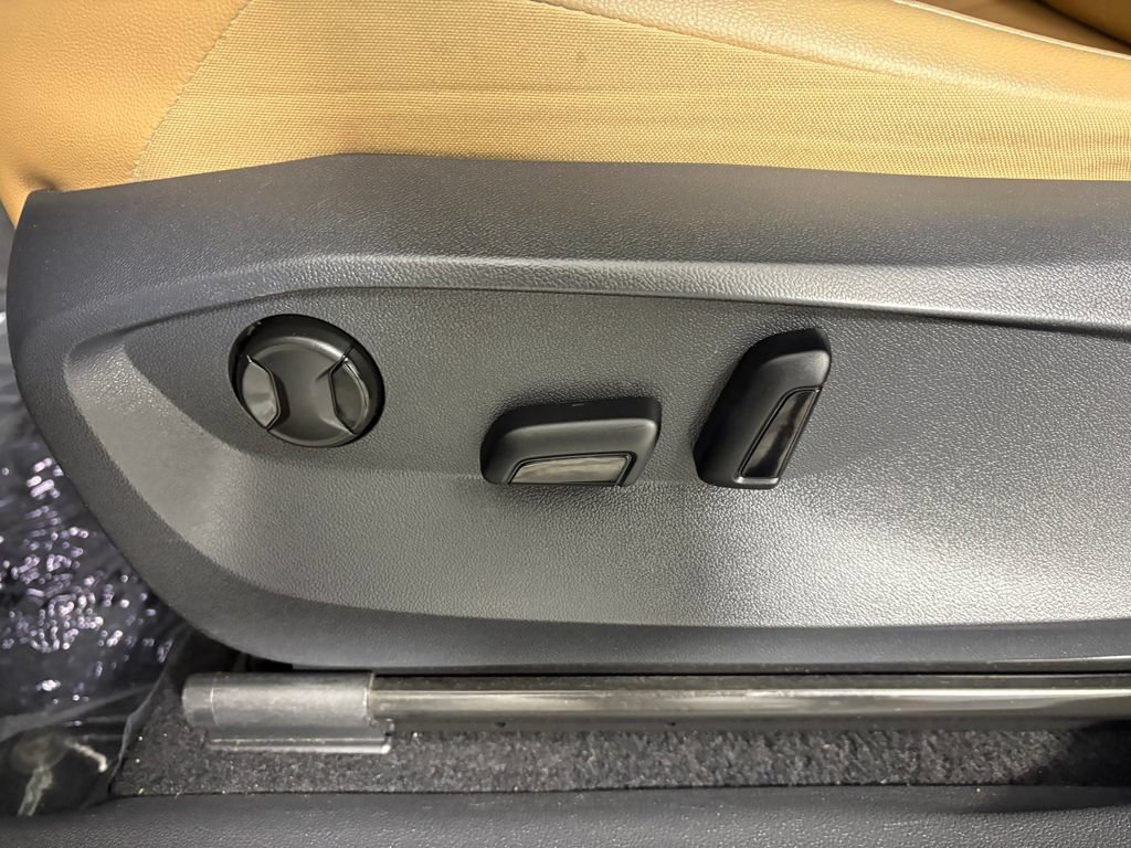 Used 2022 Volkswagen Tiguan SE w/ Panoramic Sunroof Package AWD/4WD image 15