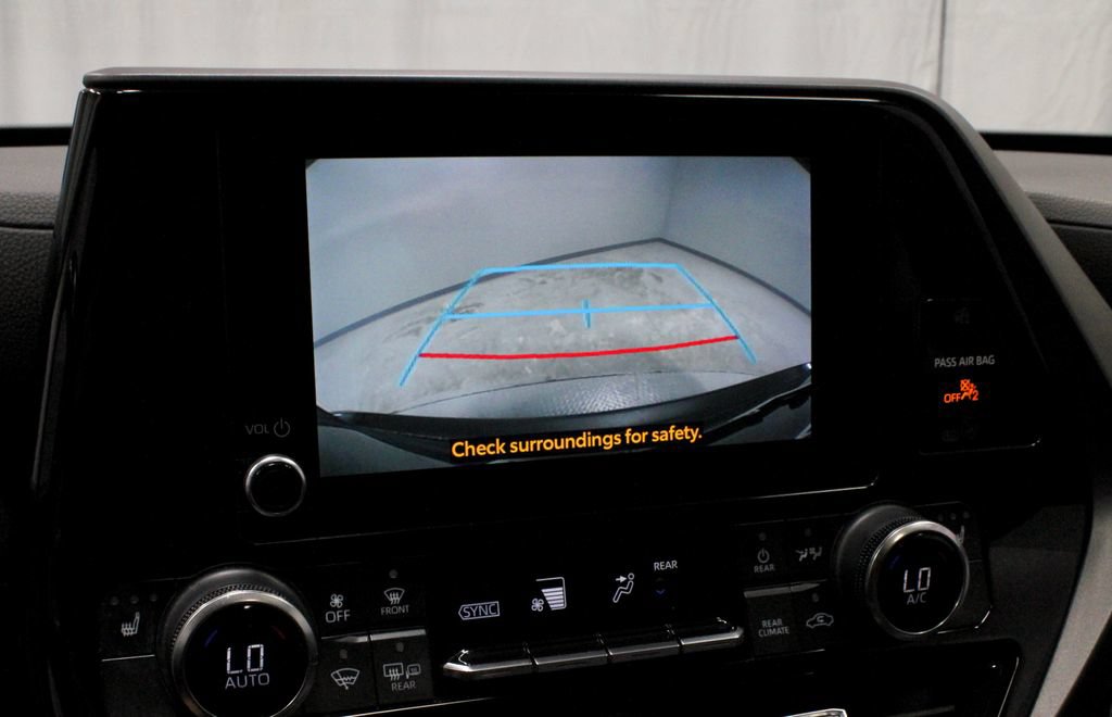 Used 2023 Toyota Highlander AWD image 2