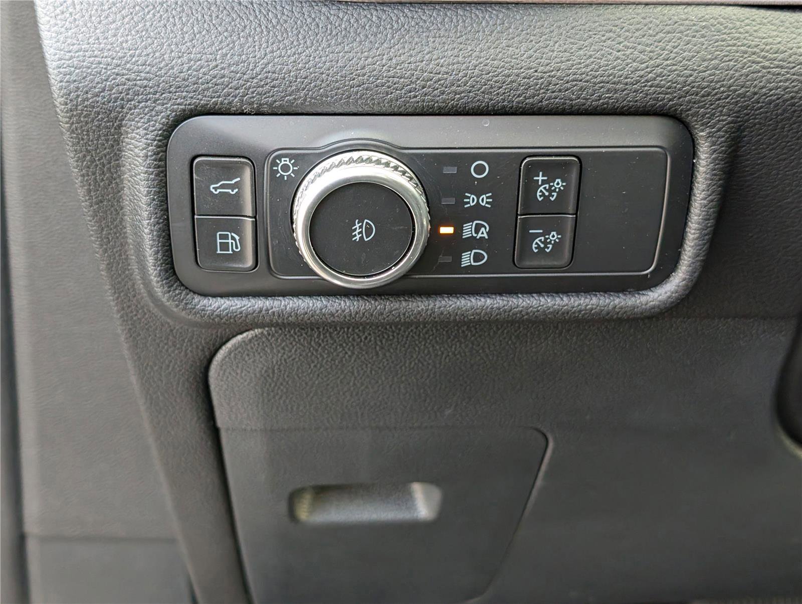 Certified 2022 Ford Explorer Limited w/ Hybrid Equipment Group 310A image 26