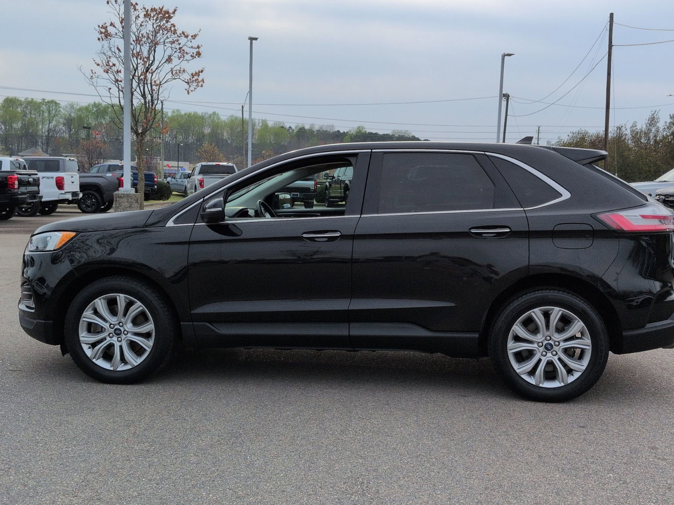 Certified 2022 Ford Edge Titanium image 2
