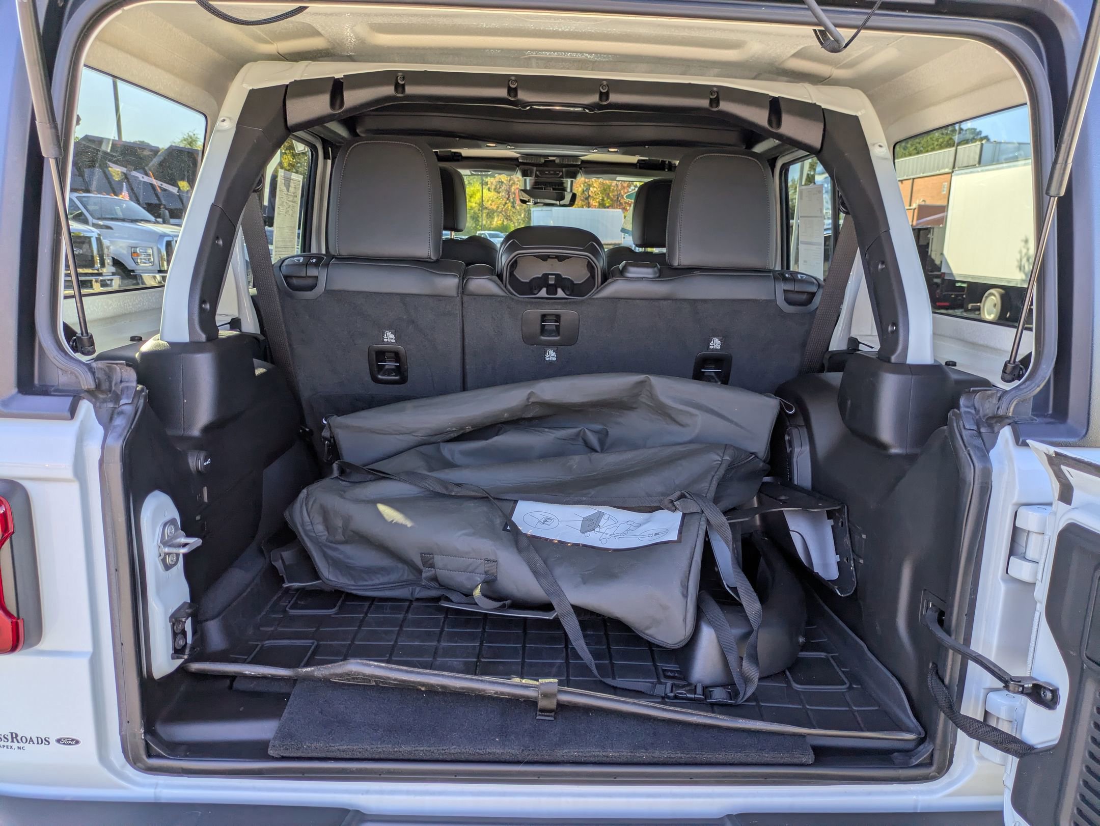 Used 2024 Jeep Wrangler Unlimited Rubicon w/ Capability Package image 35