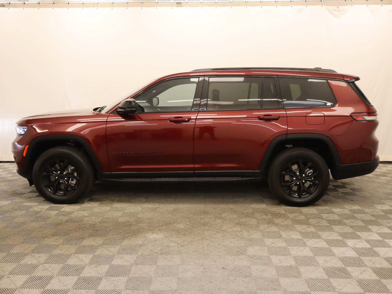 Used 2025 Jeep Grand Cherokee L Laredo AWD/4WD image 2
