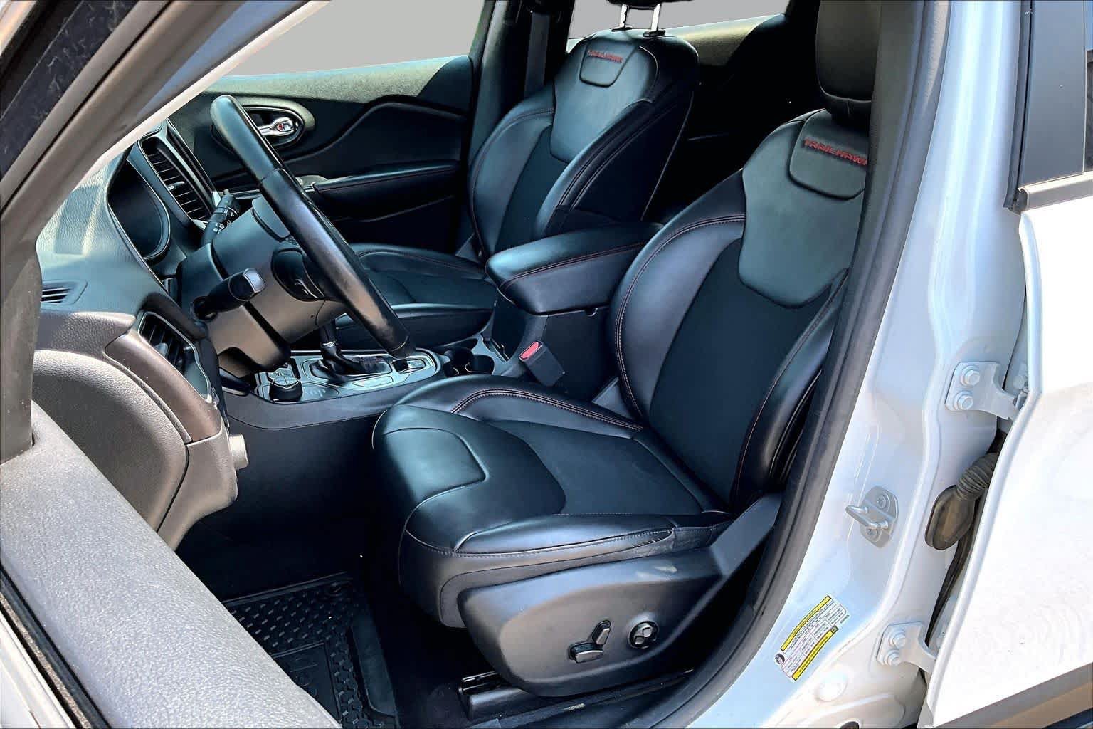 Used 2019 Jeep Cherokee Trailhawk w/ Cold Weather Group AWD/4WD image 11