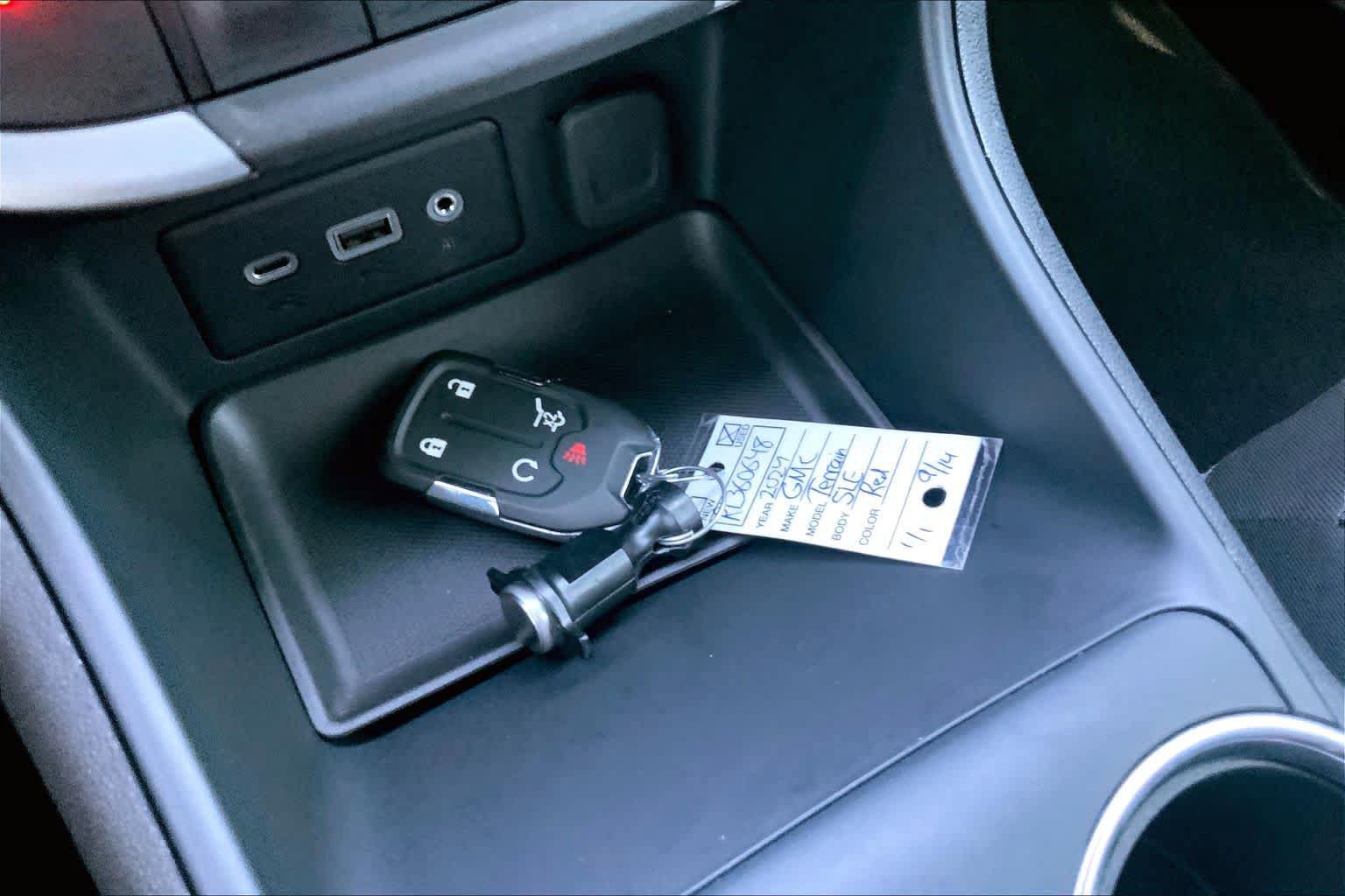 Used 2024 GMC Terrain SLE w/ Driver Convenience Package FWD image 15