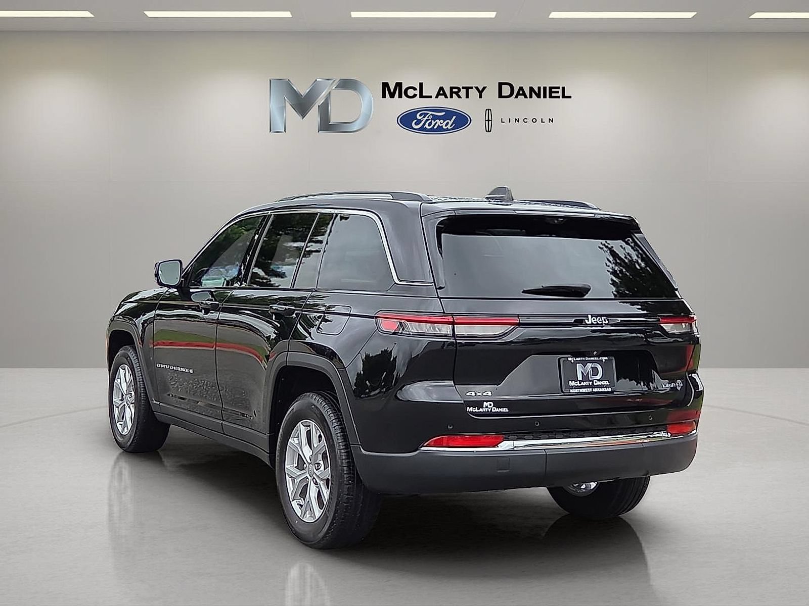 Used 2023 Jeep Grand Cherokee Limited w/ Luxury Tech Group II AWD/4WD image 4