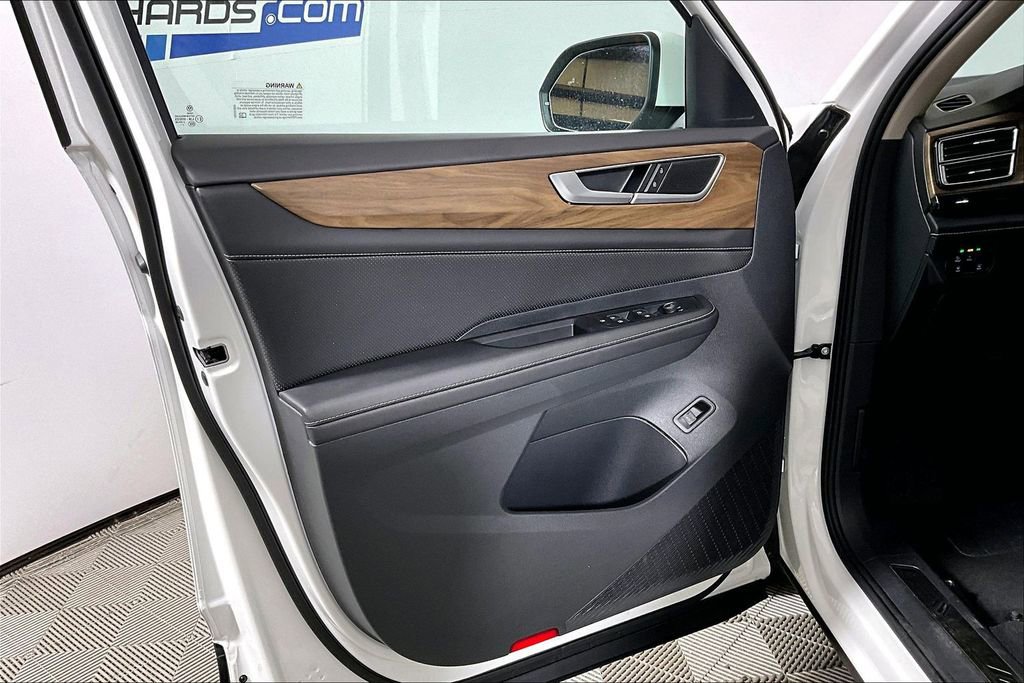 Used 2025 Volkswagen Atlas SE FWD image 18