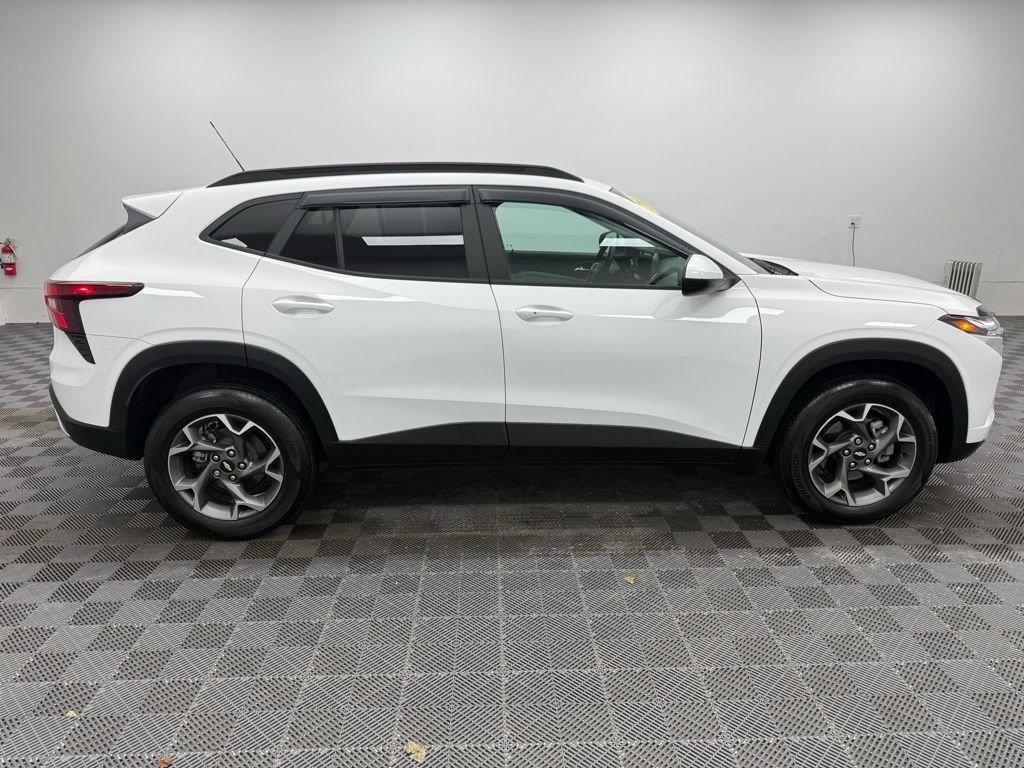 Used 2025 Chevrolet Trax LT w/ Driver Confidence Package image 3