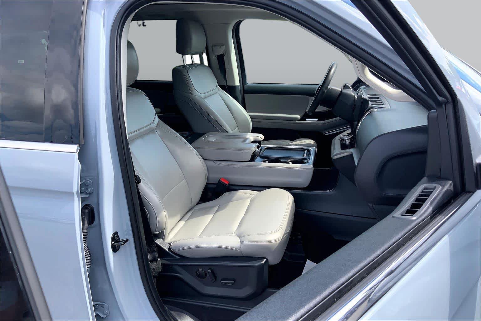 Certified 2025 Ford Expedition Active AWD/4WD image 9