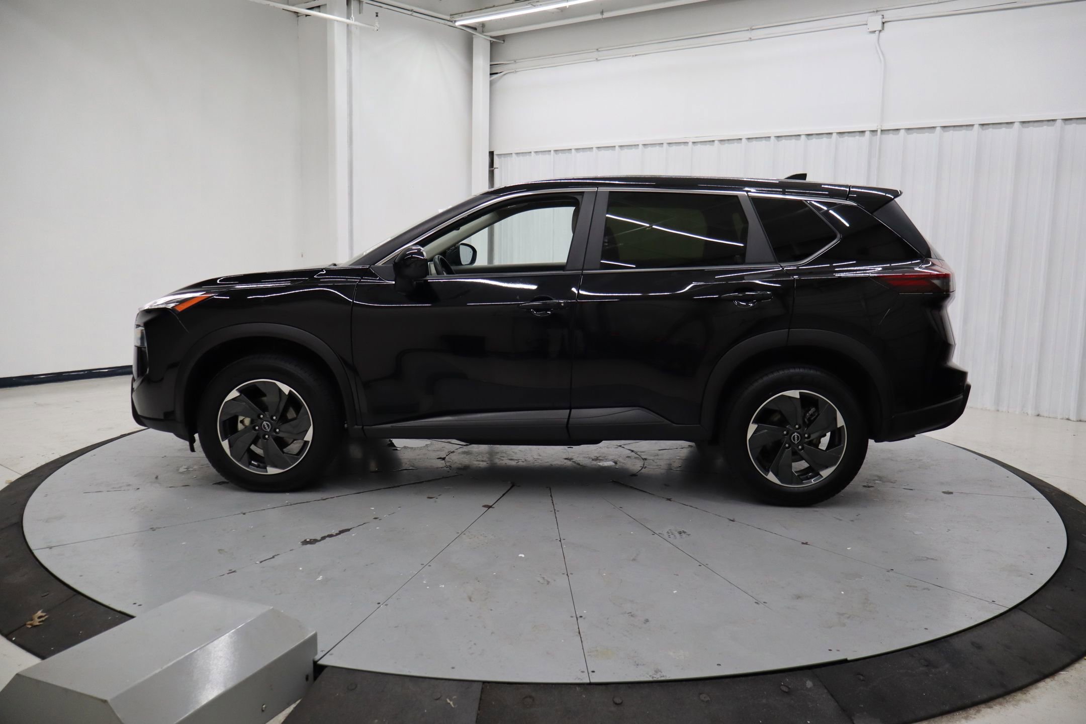 Used 2024 Nissan Rogue SV image 9