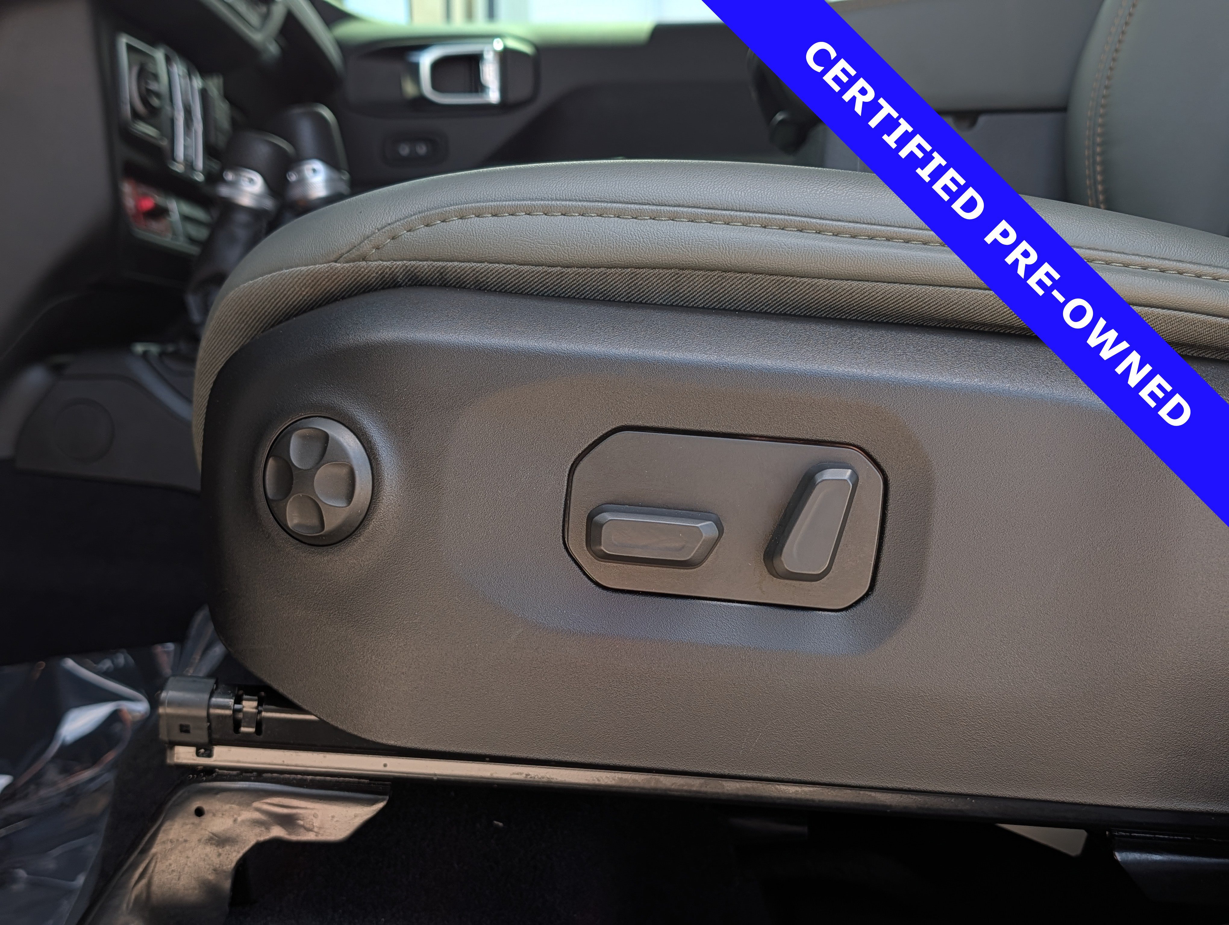 Used 2025 Jeep Gladiator Mojave w/ Convenience Group AWD/4WD image 30