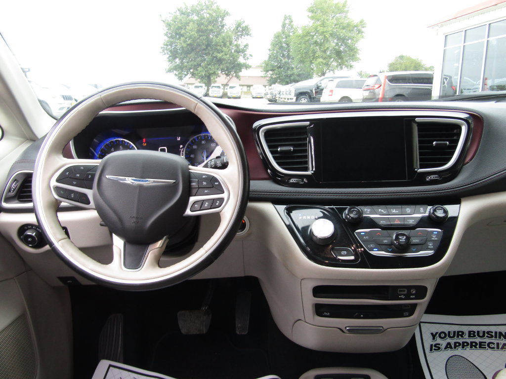Used 2019 Chrysler Pacifica Limited w/ Tire & Wheel Group FWD image 5