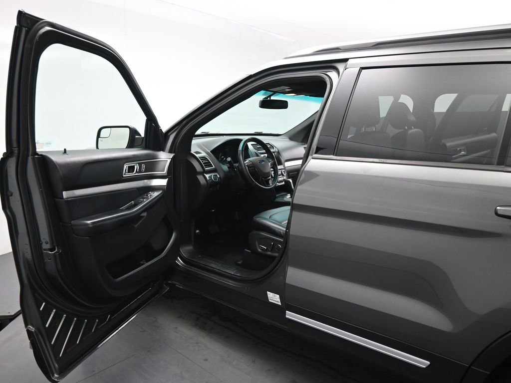 Certified 2017 Ford Explorer XLT w/ Equipment Group 202A image 9