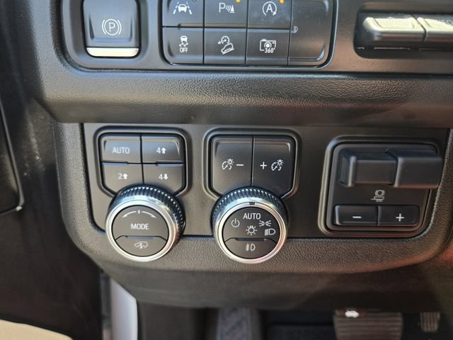 Used 2023 GMC Yukon XL AT4 AWD/4WD image 32