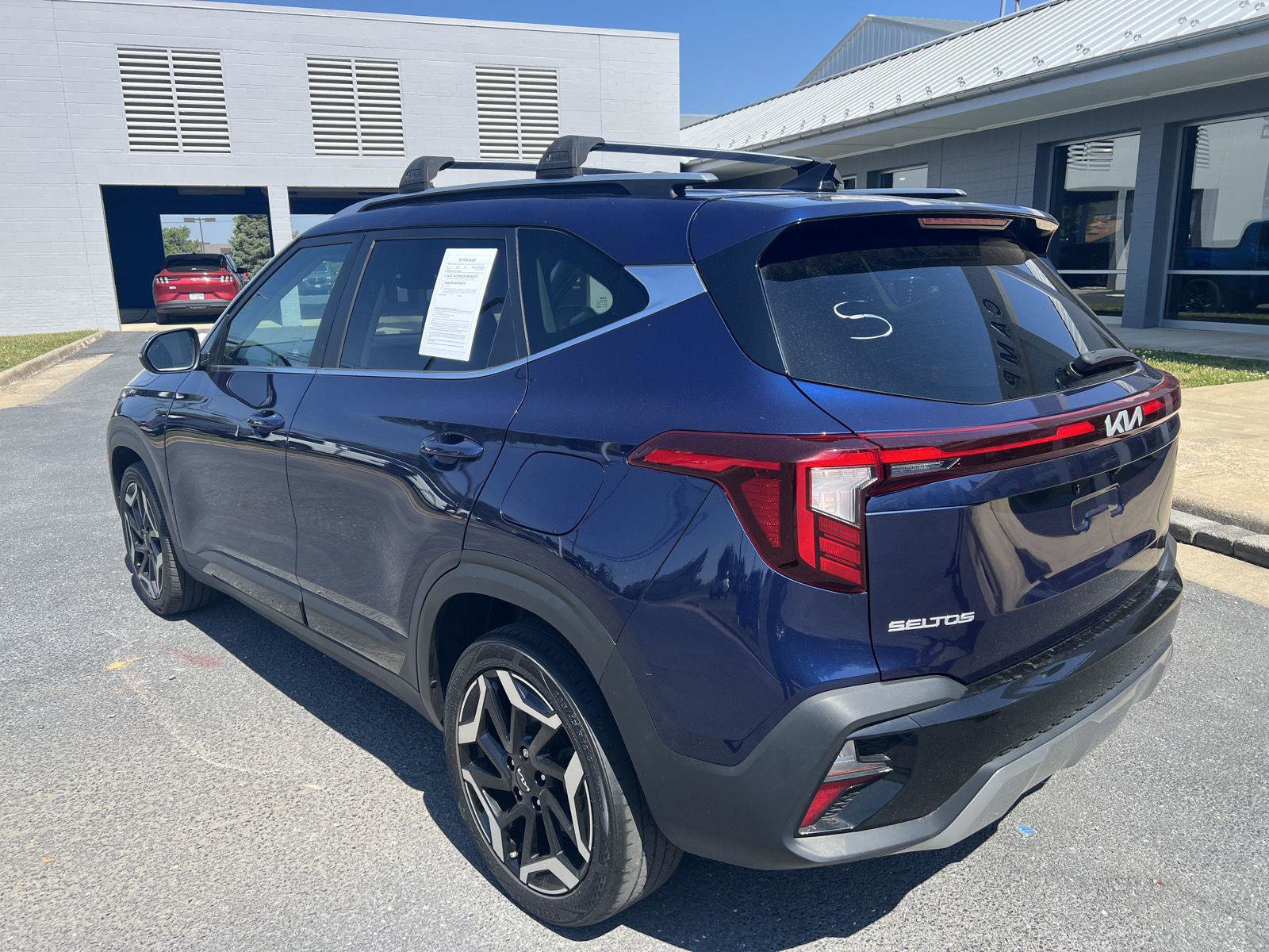 Used 2024 Kia Seltos SX w/ SX Sunroof Package AWD/4WD image 3