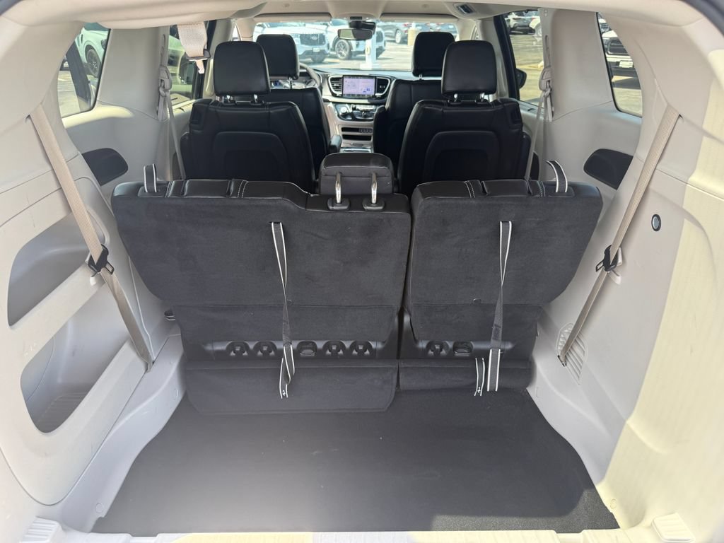 Used 2024 Chrysler Pacifica Touring-L FWD image 12