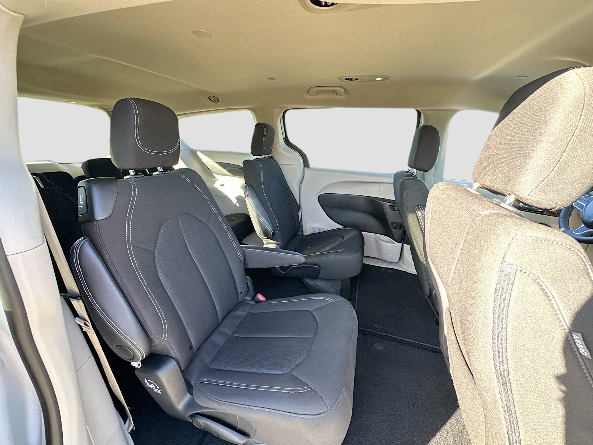 Used 2024 Chrysler Voyager LX image 25