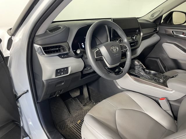 Used 2024 Toyota Highlander Limited AWD/4WD image 3