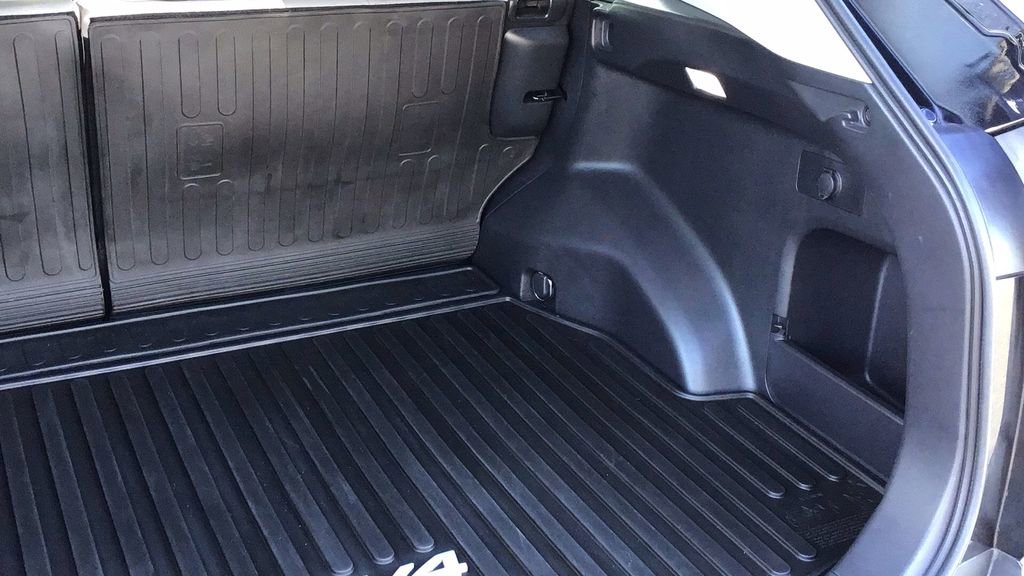 Used 2022 Toyota RAV4 XLE Premium image 11