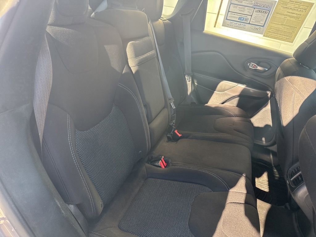 Used 2019 Jeep Cherokee Latitude w/ Popular Appearance Group image 29