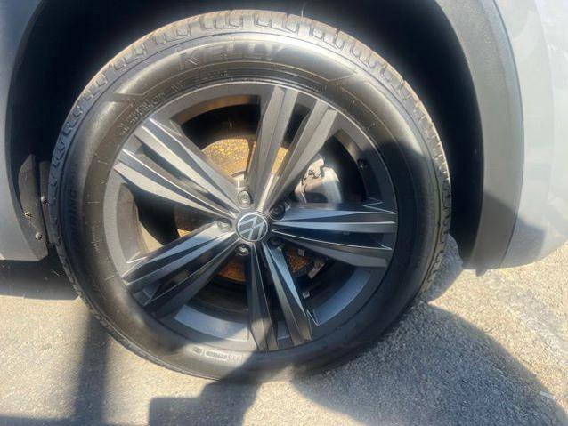 Used 2022 Volkswagen Atlas Cross Sport SEL R-Line AWD/4WD image 5