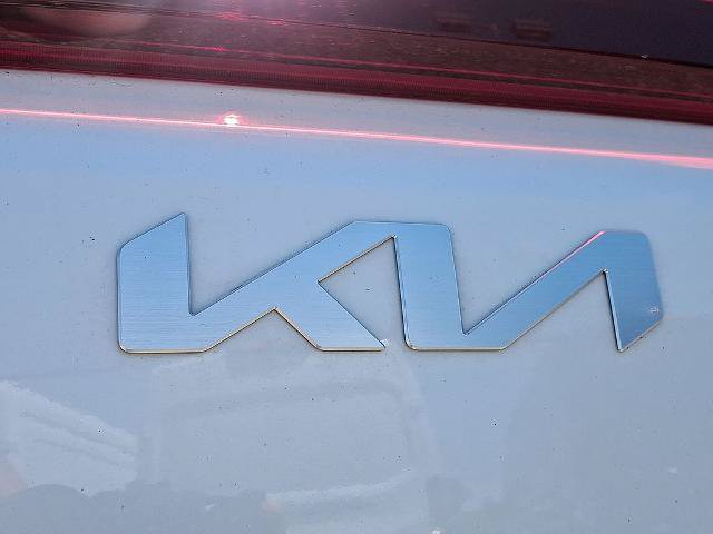Used 2025 Kia Carnival FWD image 31