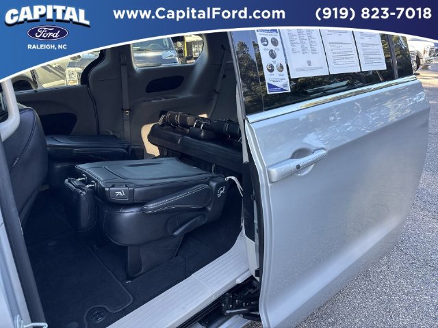 Used 2024 Chrysler Pacifica Touring-L FWD image 17