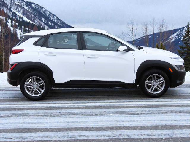 Used 2023 Hyundai Kona SE image 2