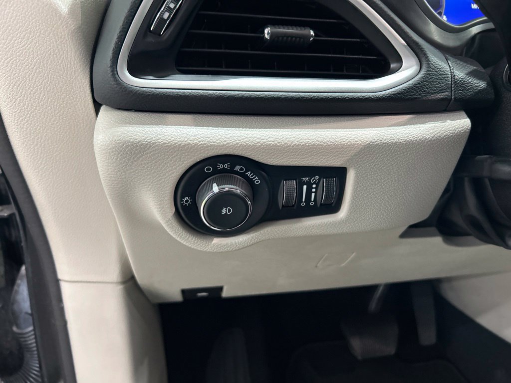 Used 2023 Chrysler Pacifica Touring-L FWD image 13