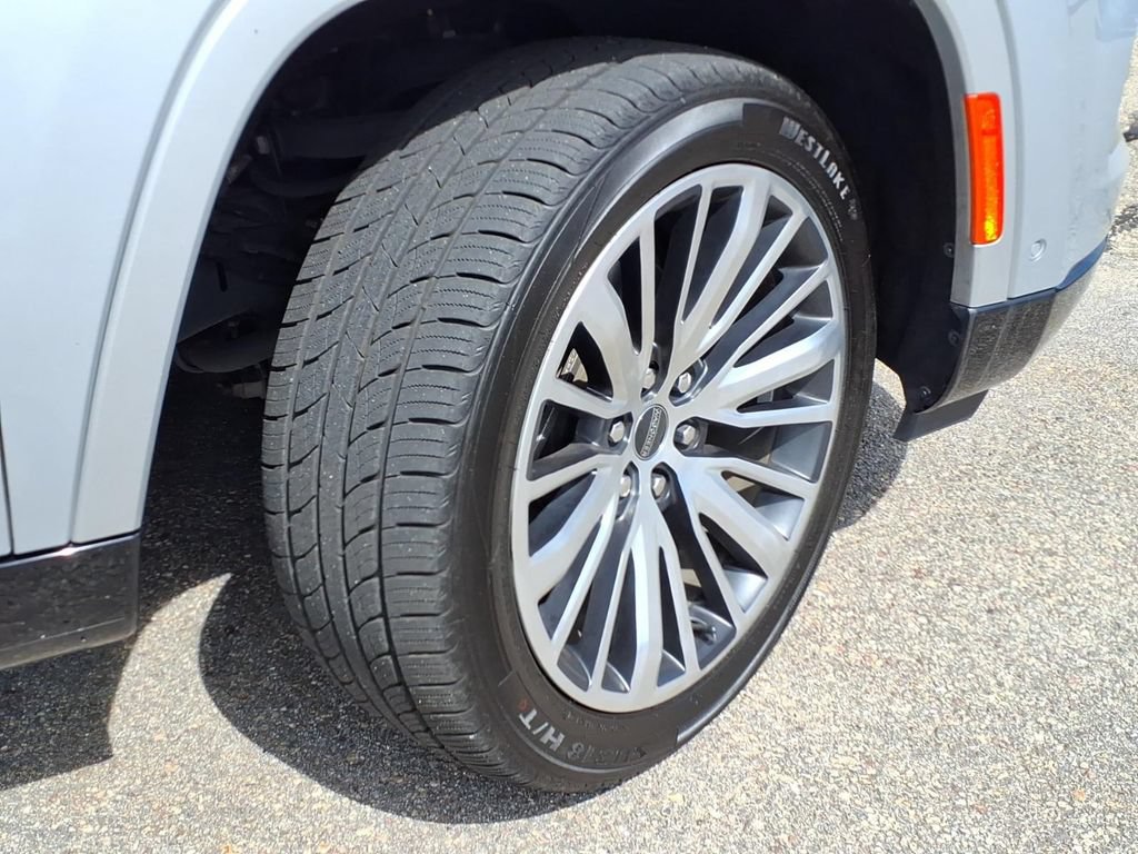 Used 2024 Jeep Grand Wagoneer L Series III AWD/4WD image 9