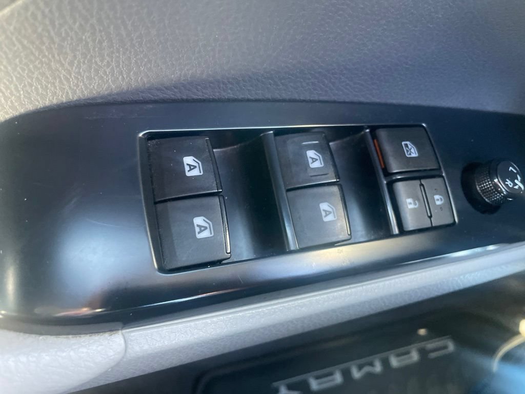 Used 2018 Toyota Camry SE FWD image 16
