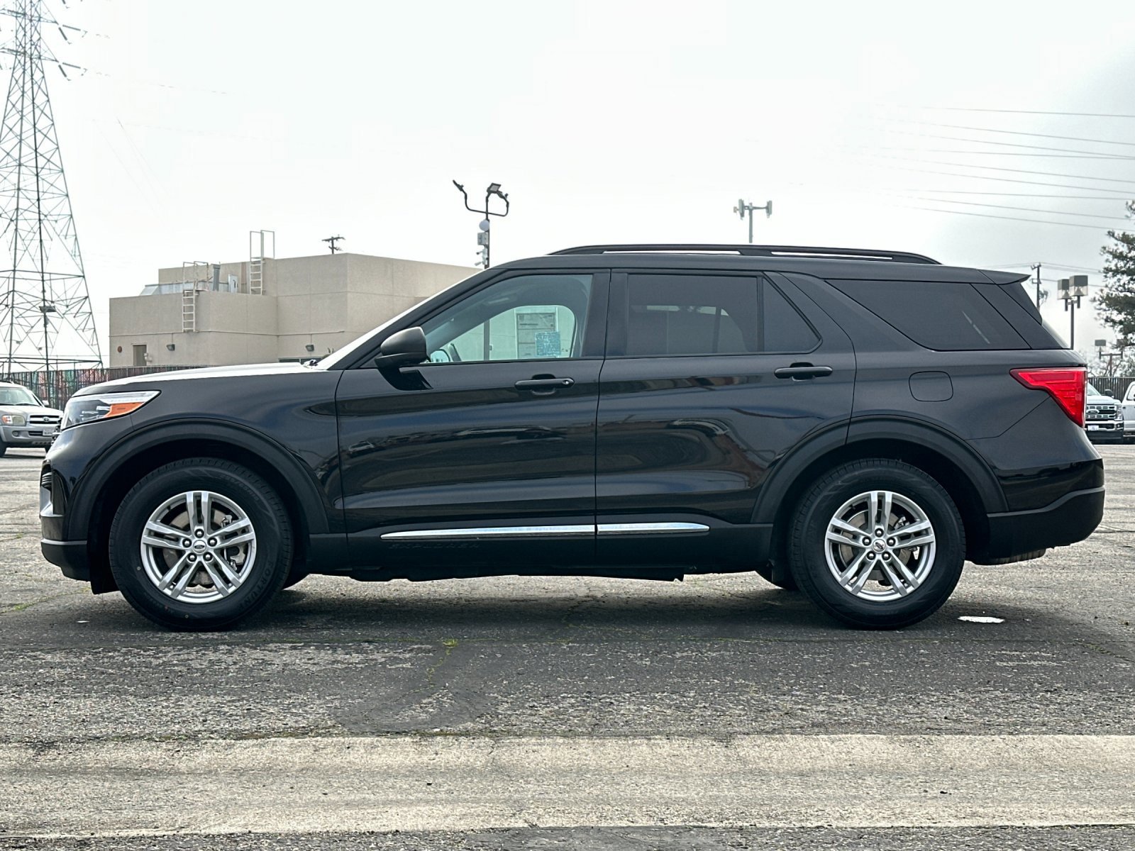 Certified 2022 Ford Explorer XLT image 2