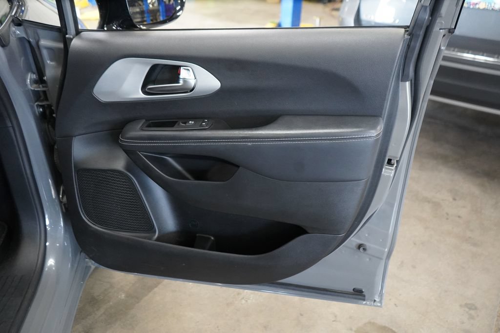 Used 2025 Chrysler Pacifica Limited FWD image 21