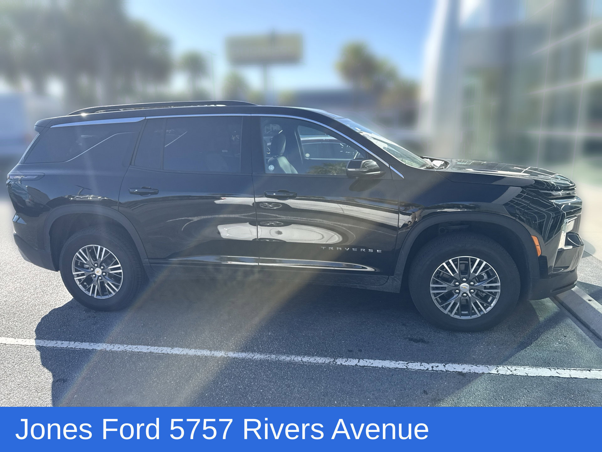 Used 2026 Chevrolet Traverse LT w/ Driver Confidence Package FWD image 3