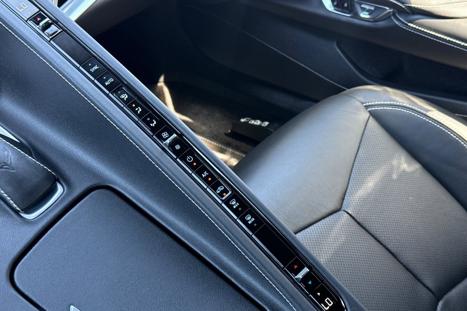 Used 2020 Chevrolet Corvette Stingray Coupe w/ Chrome Exterior Badge Package RWD image 19