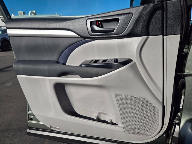 Used 2019 Toyota Highlander LE AWD/4WD image 12