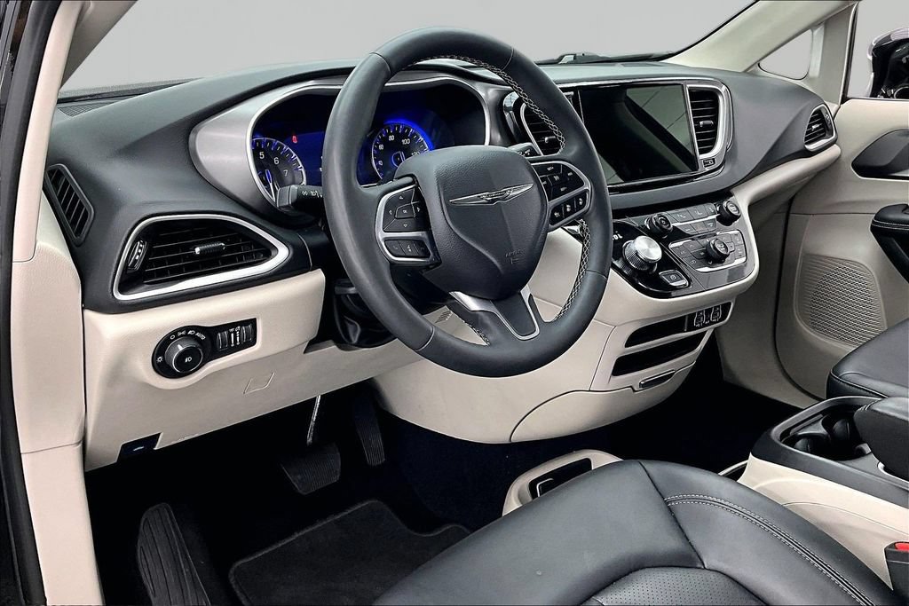 Used 2024 Chrysler Pacifica Touring-L FWD image 14