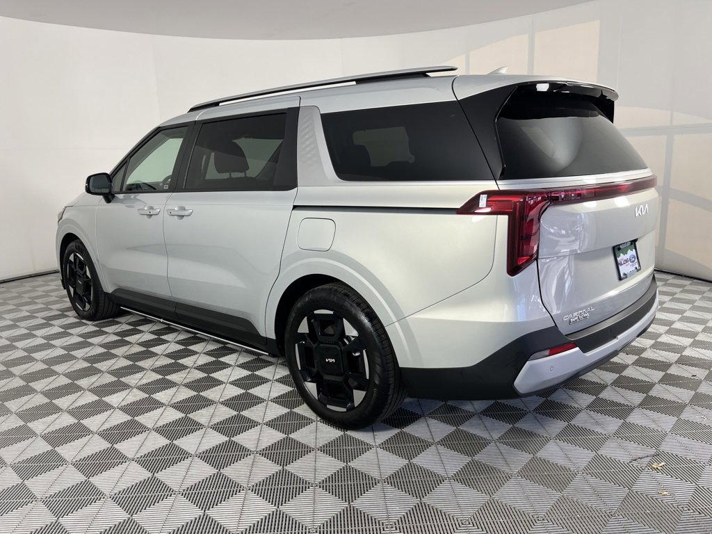 Used 2025 Kia Carnival EX image 3
